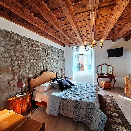 Domus Iulii 3*